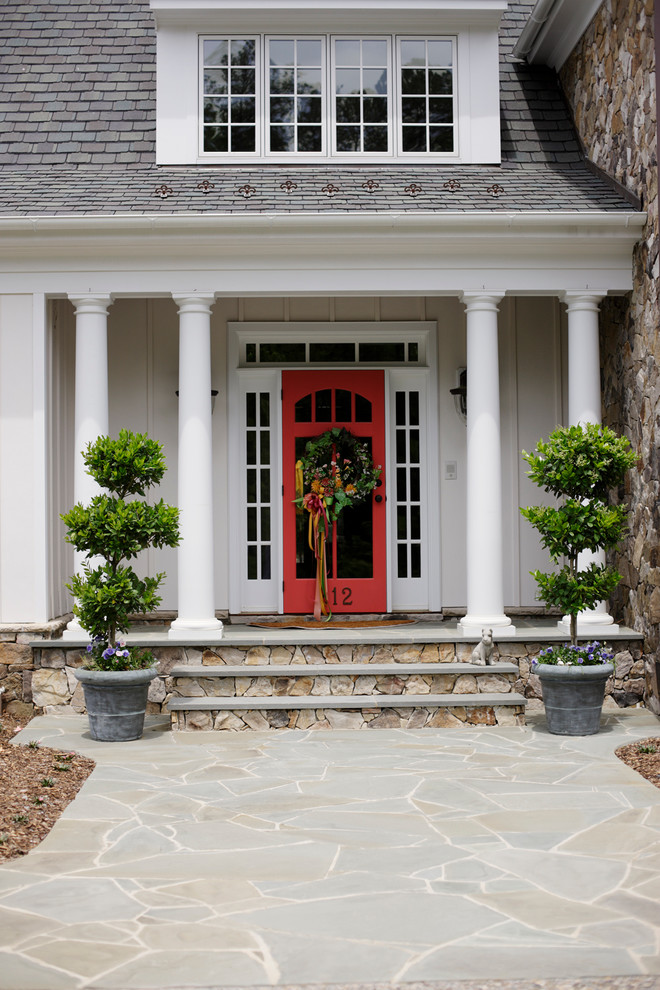 Modelo de puerta principal clásica con puerta simple y puerta roja
