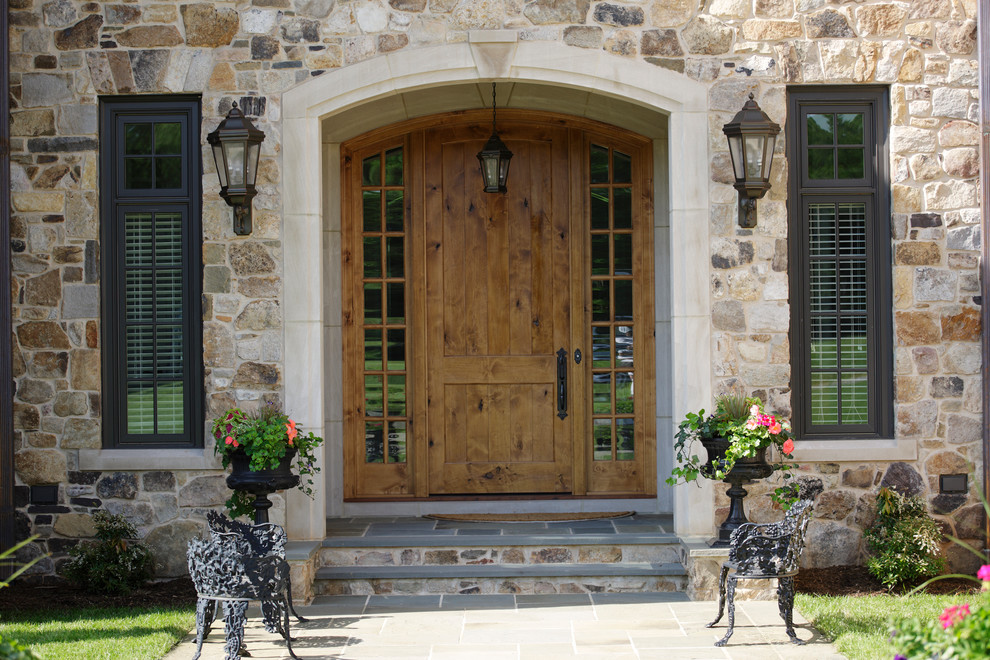Пример оригинального дизайна: входная дверь: освещение в классическом стиле с одностворчатой входной дверью и входной дверью из дерева среднего тона