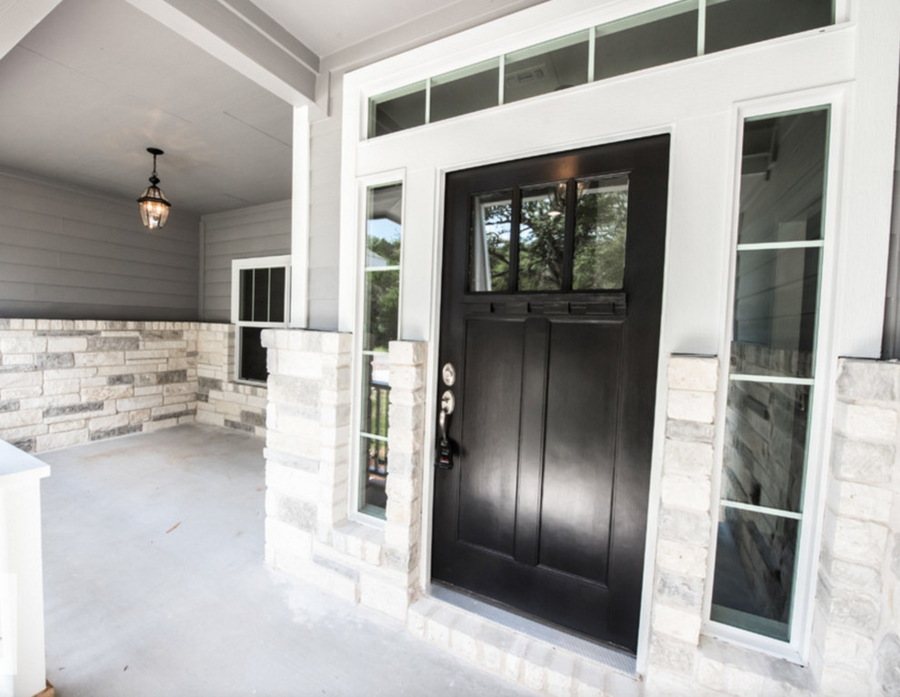 Идея дизайна: входная дверь среднего размера в стиле кантри с серыми стенами, бетонным полом, одностворчатой входной дверью и черной входной дверью
