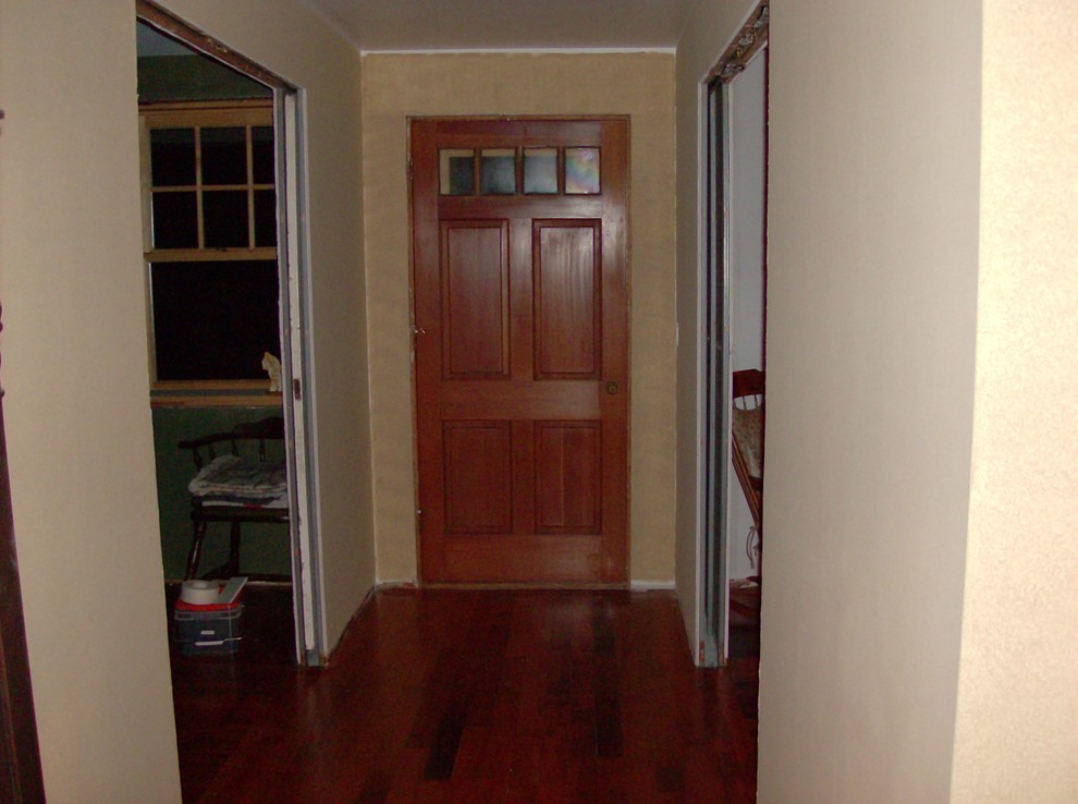 Immagine di una porta d'ingresso country di medie dimensioni con pareti beige, pavimento in legno massello medio, una porta singola e una porta verde