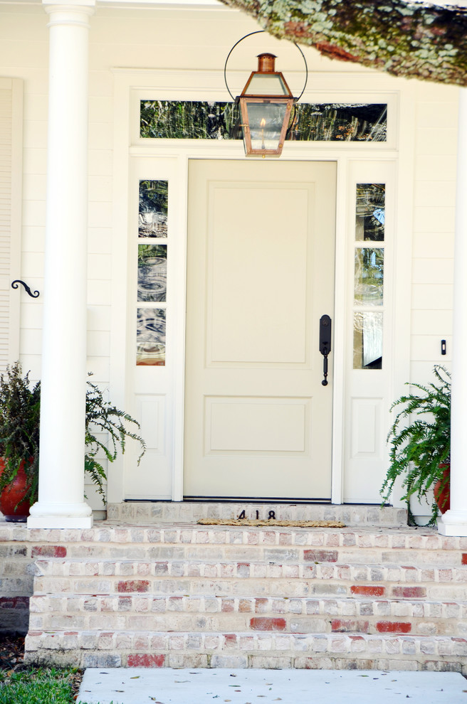 Mittelgroße Klassische Haustür mit weißer Wandfarbe, Einzeltür und weißer Haustür in New Orleans