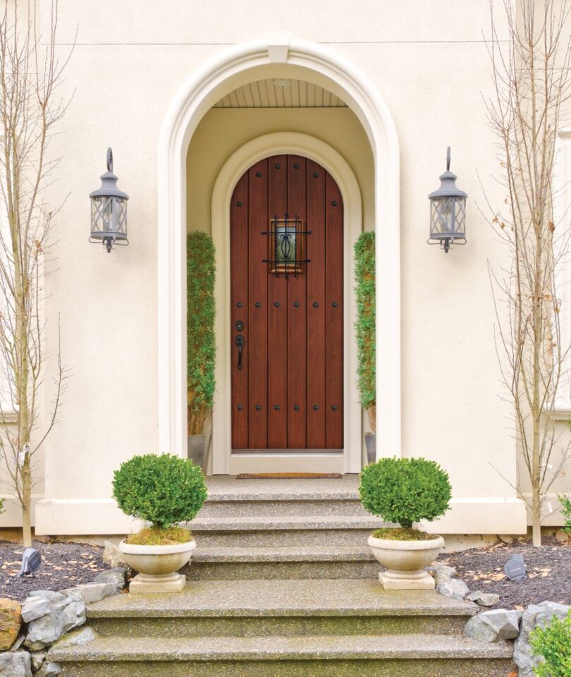 Mittelgroße Klassische Haustür mit beiger Wandfarbe, Einzeltür und hellbrauner Holzhaustür in New Orleans