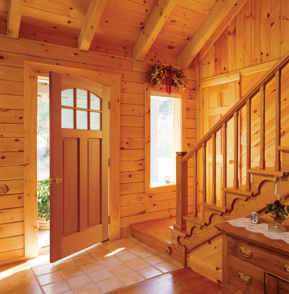 Mittelgroße Rustikale Haustür mit braunem Holzboden und heller Holzhaustür in Baltimore