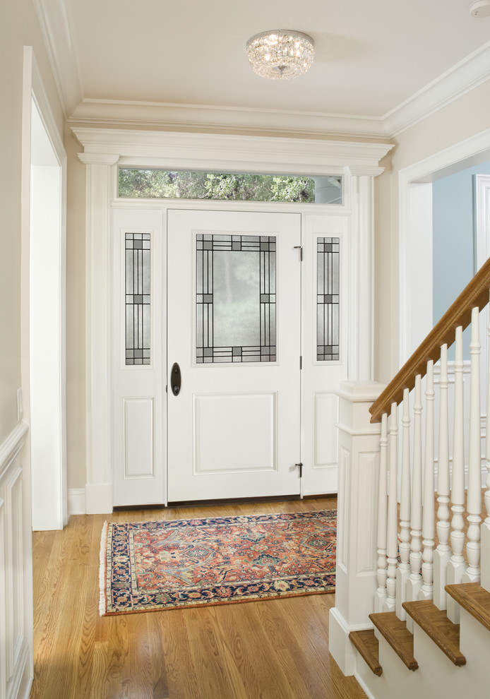 Shabby chic-inspirerad inredning av en stor ingång och ytterdörr, med vita väggar, ljust trägolv, en enkeldörr och en vit dörr
