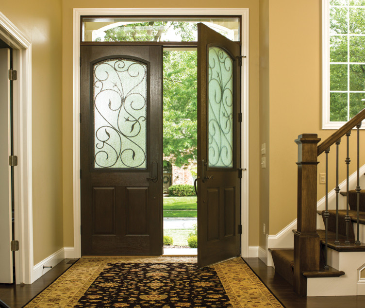 На фото: входная дверь среднего размера в стиле рустика с бежевыми стенами, двустворчатой входной дверью и входной дверью из темного дерева