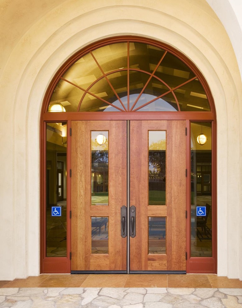 Ejemplo de puerta principal contemporánea grande con paredes beige, suelo de baldosas de cerámica, puerta doble y puerta de madera en tonos medios