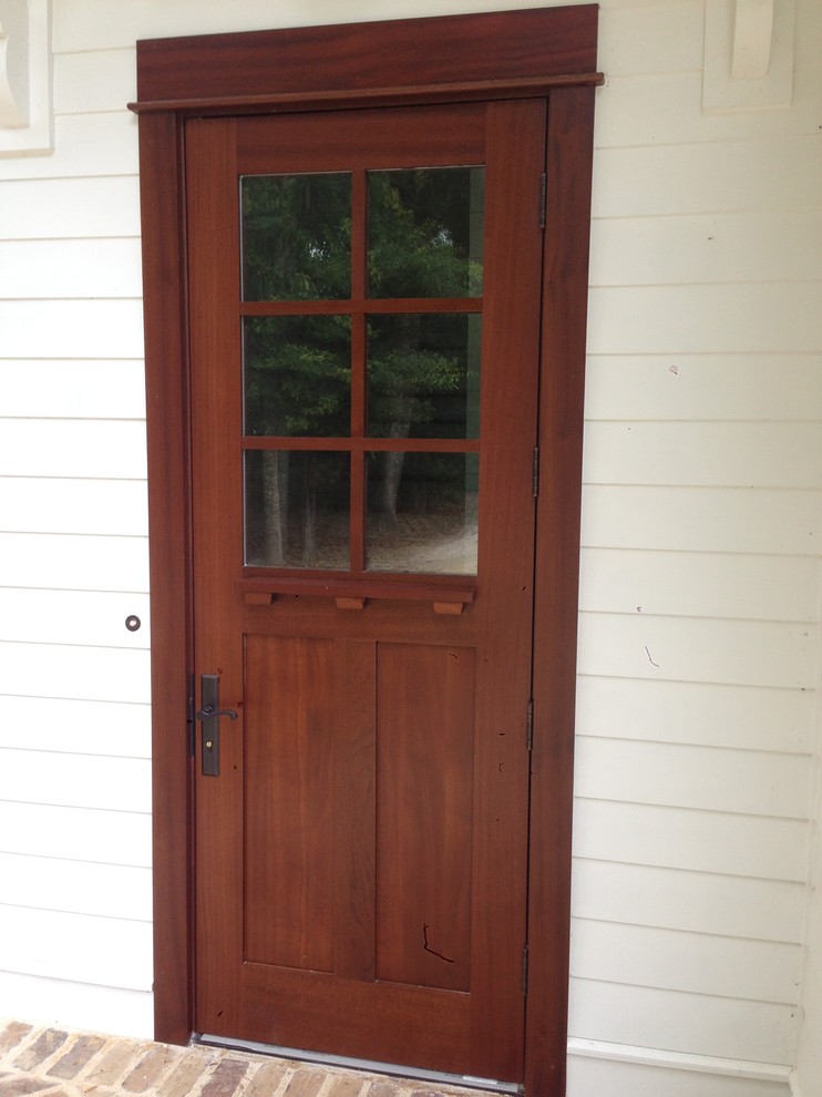 マイアミにあるお手頃価格の小さなトラディショナルスタイルのおしゃれな玄関ドア (濃色木目調のドア) の写真