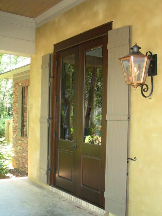 Exempel på en mellanstor klassisk ingång och ytterdörr, med en dubbeldörr och glasdörr