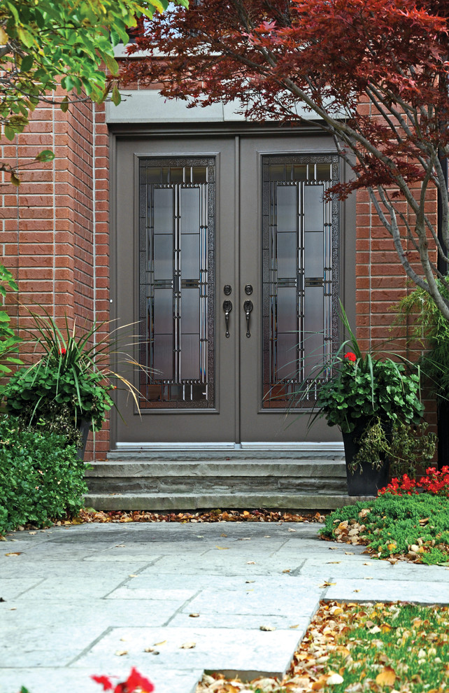 Cette image montre une porte d'entrée traditionnelle de taille moyenne avec une porte double et une porte en verre.