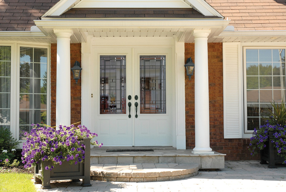 Imagen de puerta principal tradicional de tamaño medio con puerta doble y puerta blanca
