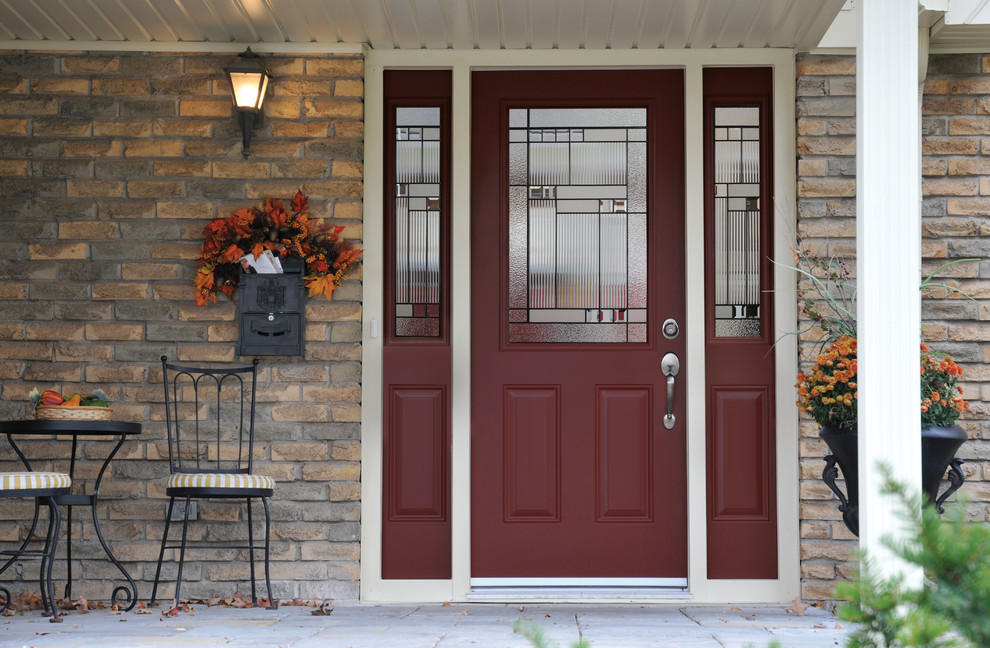 Стильный дизайн: входная дверь среднего размера в классическом стиле с одностворчатой входной дверью и красной входной дверью - последний тренд