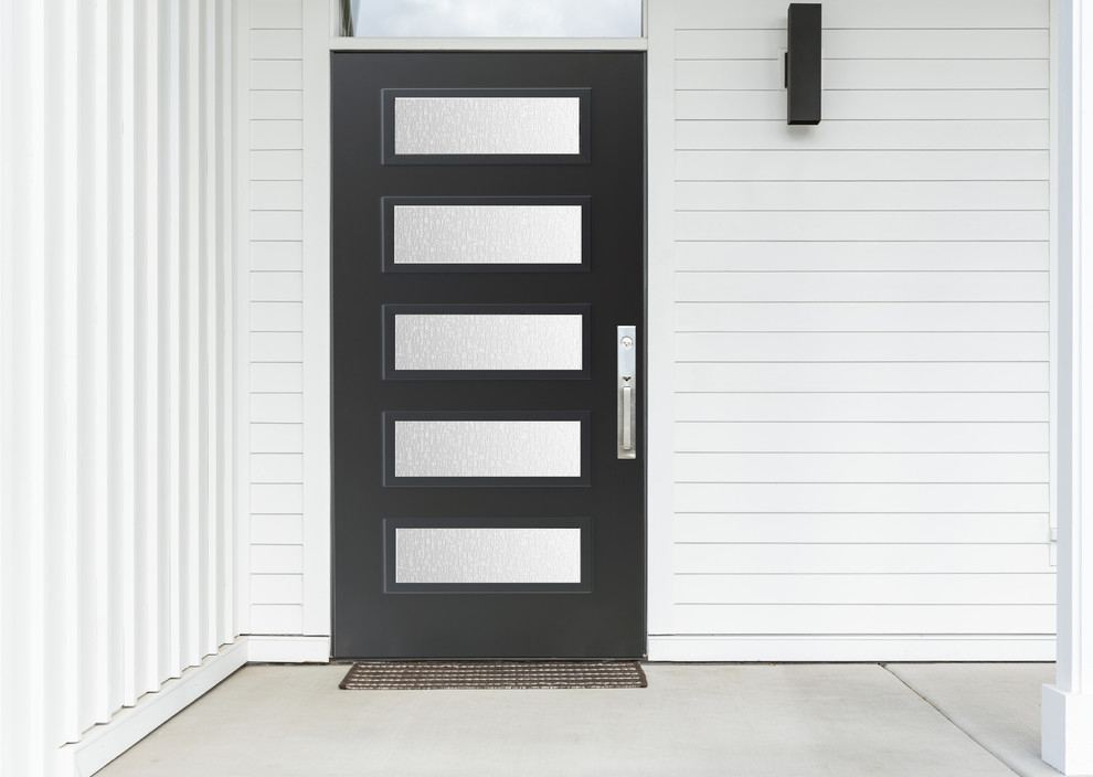 На фото: входная дверь среднего размера в современном стиле с одностворчатой входной дверью и черной входной дверью с