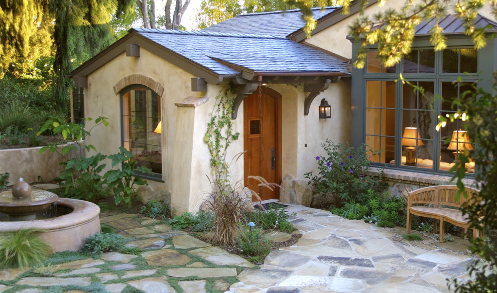 Klassischer Eingang mit Einzeltür und hellbrauner Holzhaustür in Santa Barbara