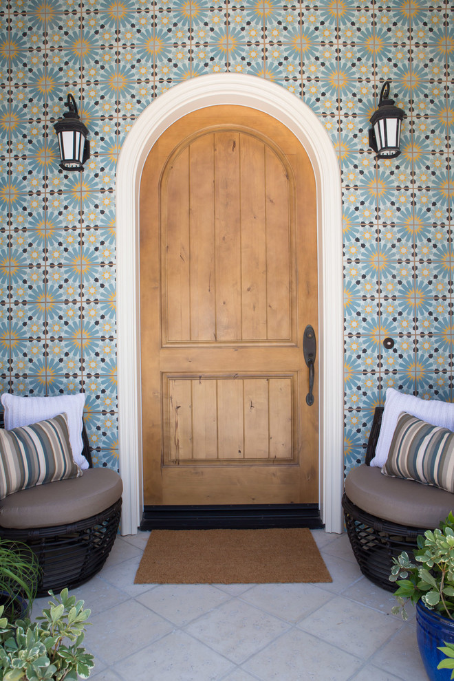 サンディエゴにあるラグジュアリーな広い地中海スタイルのおしゃれな玄関の写真