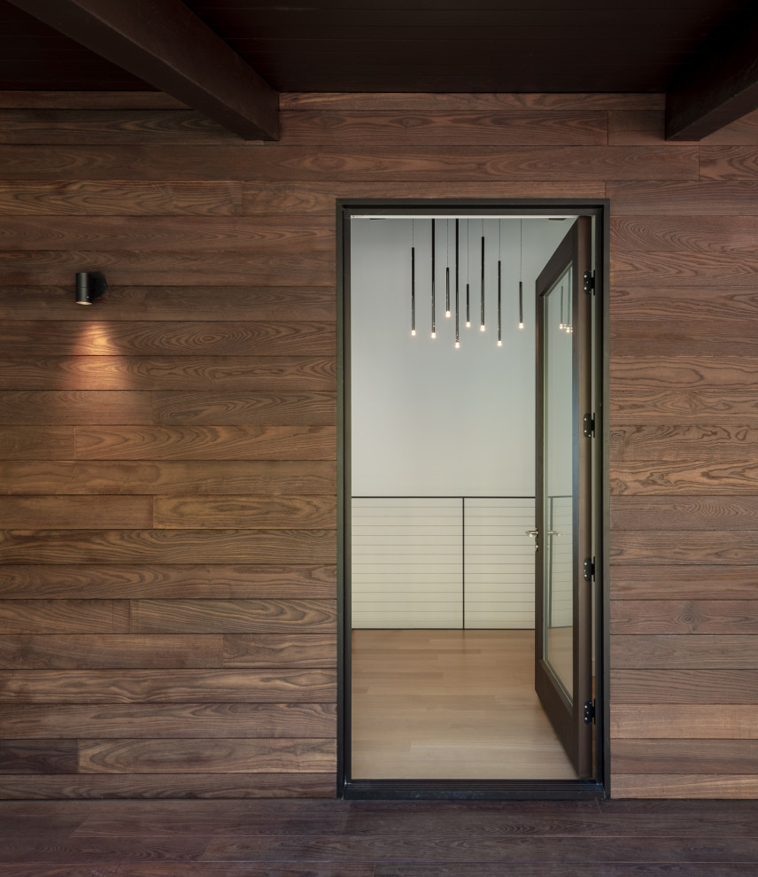Mittelgroße Moderne Haustür mit brauner Wandfarbe, braunem Holzboden, Einzeltür, dunkler Holzhaustür und braunem Boden in San Francisco