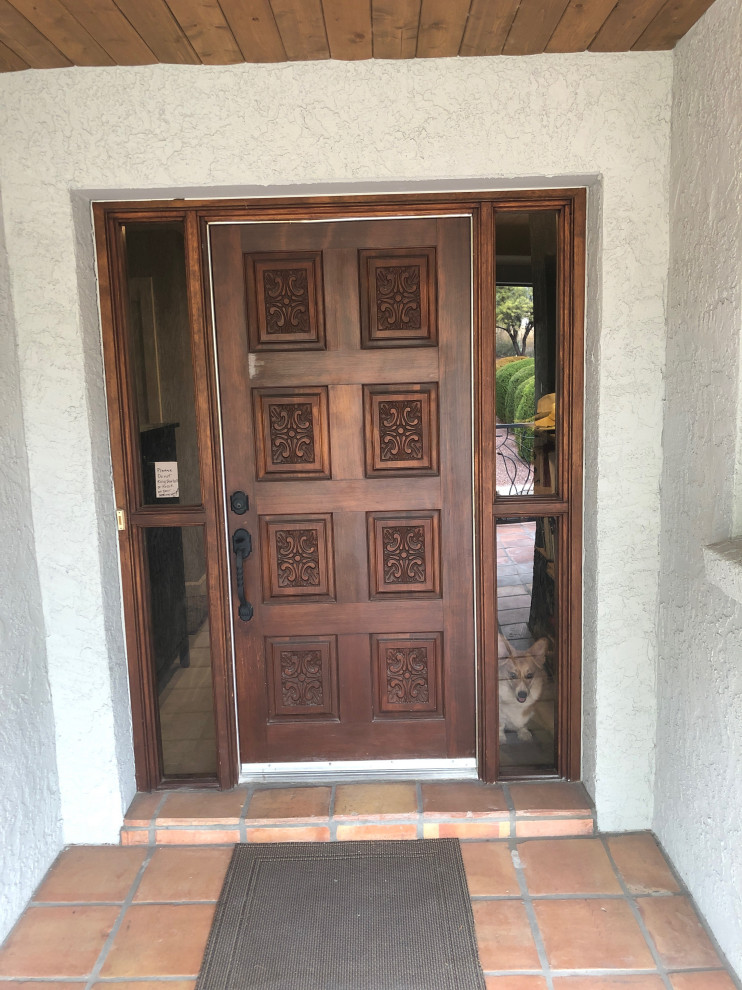Foto de entrada contemporánea pequeña con paredes grises, puerta simple, puerta de madera en tonos medios, suelo de baldosas de cerámica, suelo gris y boiserie