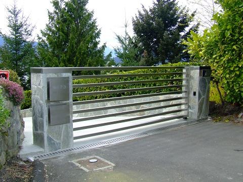 This is an example of a contemporary entrance in Vancouver.