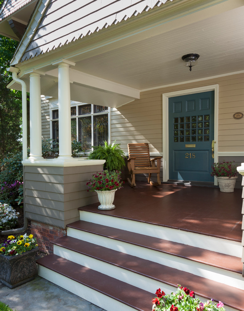 Источник вдохновения для домашнего уюта: большая входная дверь в викторианском стиле с бежевыми стенами, деревянным полом, одностворчатой входной дверью и синей входной дверью
