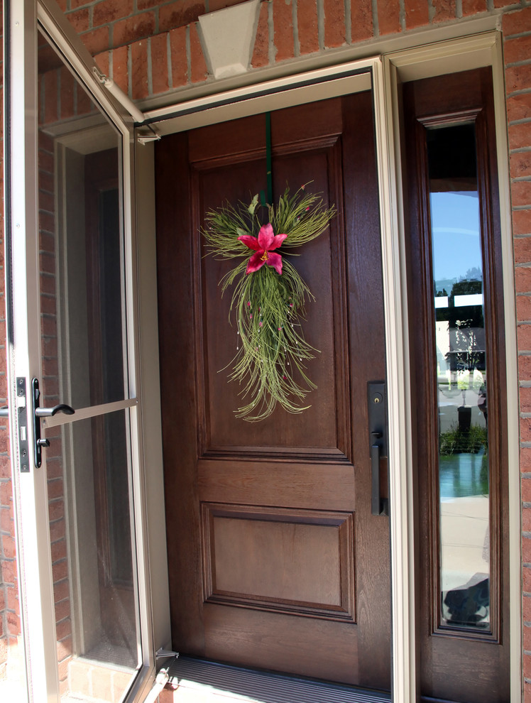 Inspiration pour une petite porte d'entrée traditionnelle avec sol en béton ciré, une porte simple et une porte marron.