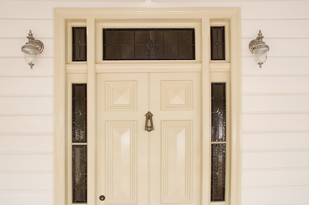 Réalisation d'une porte d'entrée tradition avec une porte simple et une porte blanche.