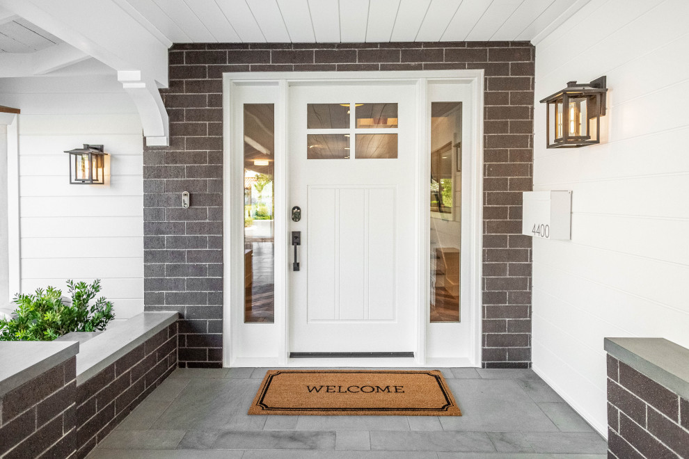 Стильный дизайн: входная дверь в стиле кантри с одностворчатой входной дверью и белой входной дверью - последний тренд