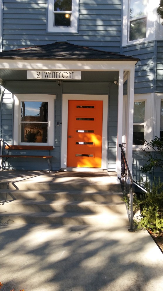 Foto på en mellanstor vintage ingång och ytterdörr, med en enkeldörr och en orange dörr