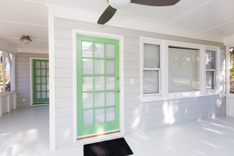 Cette image montre une porte d'entrée bohème de taille moyenne avec une porte simple et une porte verte.