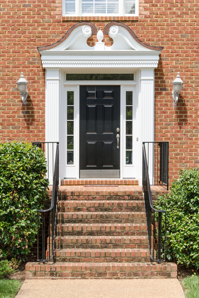 Mittelgroße Klassische Haustür mit Einzeltür, schwarzer Haustür und roter Wandfarbe in Richmond
