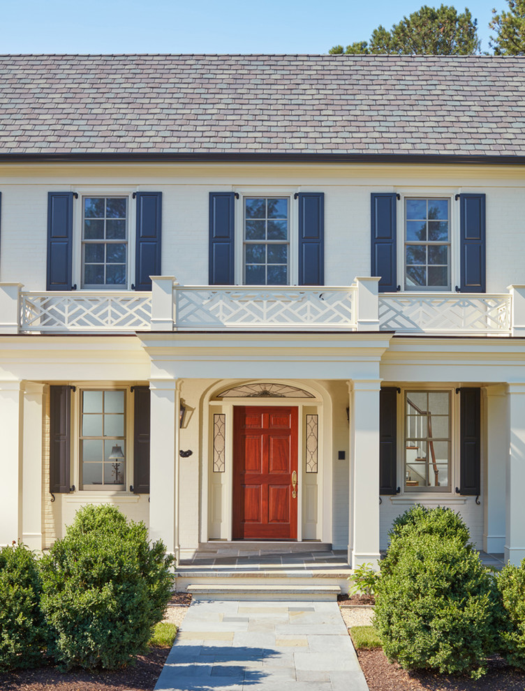 Klassische Haustür mit weißer Wandfarbe, Einzeltür, hellbrauner Holzhaustür und grauem Boden in Baltimore