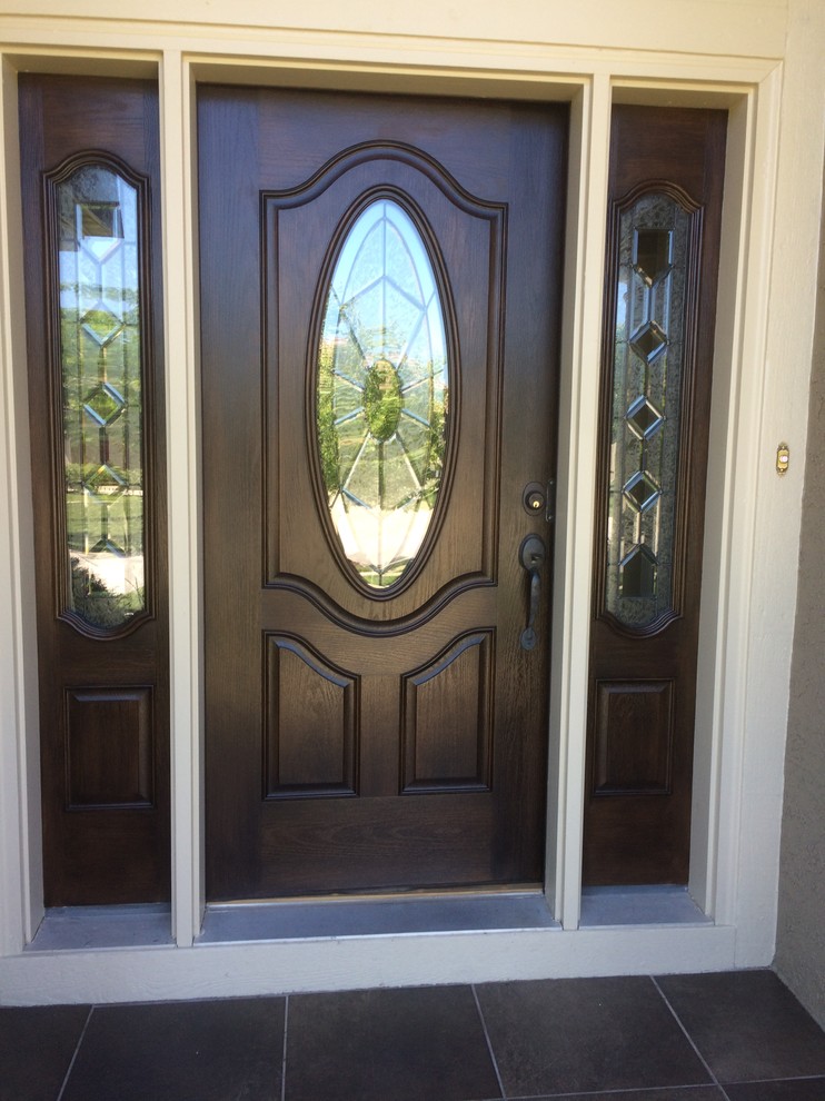 Стильный дизайн: входная дверь среднего размера в классическом стиле с полом из сланца, одностворчатой входной дверью и входной дверью из темного дерева - последний тренд