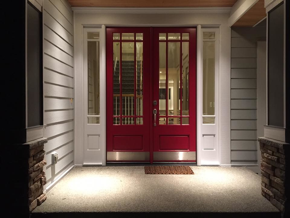 Immagine di una grande porta d'ingresso stile americano con una porta a due ante e una porta rossa