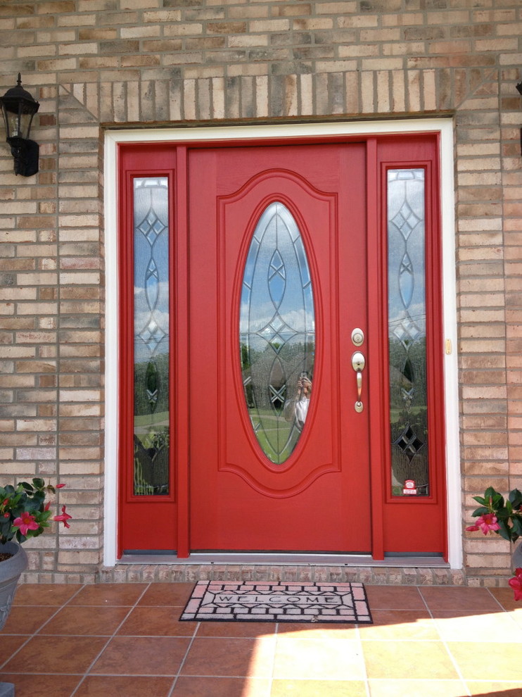 ナッシュビルにあるコンテンポラリースタイルのおしゃれな玄関ドア (赤い壁、赤いドア) の写真