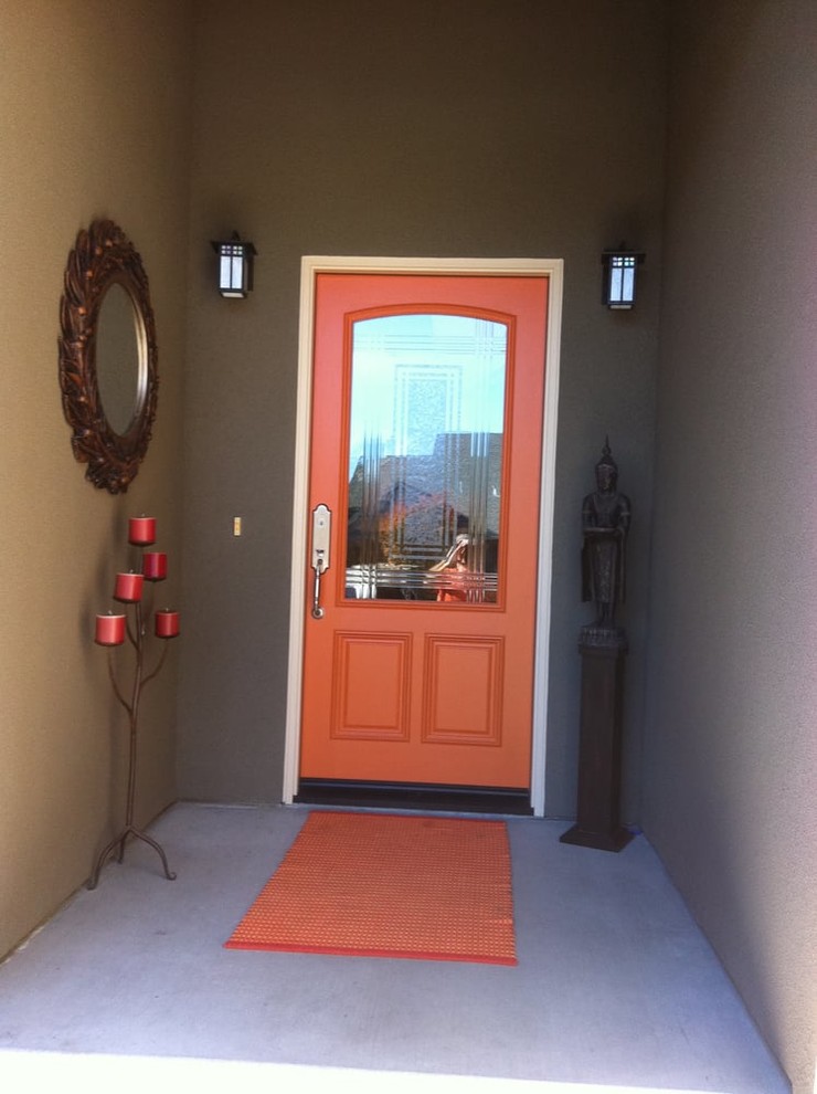 他の地域にある中くらいなトランジショナルスタイルのおしゃれな玄関ドア (茶色い壁、赤いドア) の写真