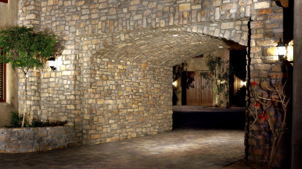 Réalisation d'une très grande porte d'entrée chalet avec un mur marron, un sol en carrelage de céramique, une porte double et une porte noire.