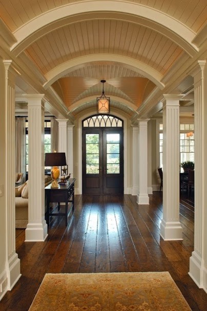 Idées déco pour une grande porte d'entrée classique avec un mur beige, parquet foncé, une porte double, une porte en verre et un sol marron.