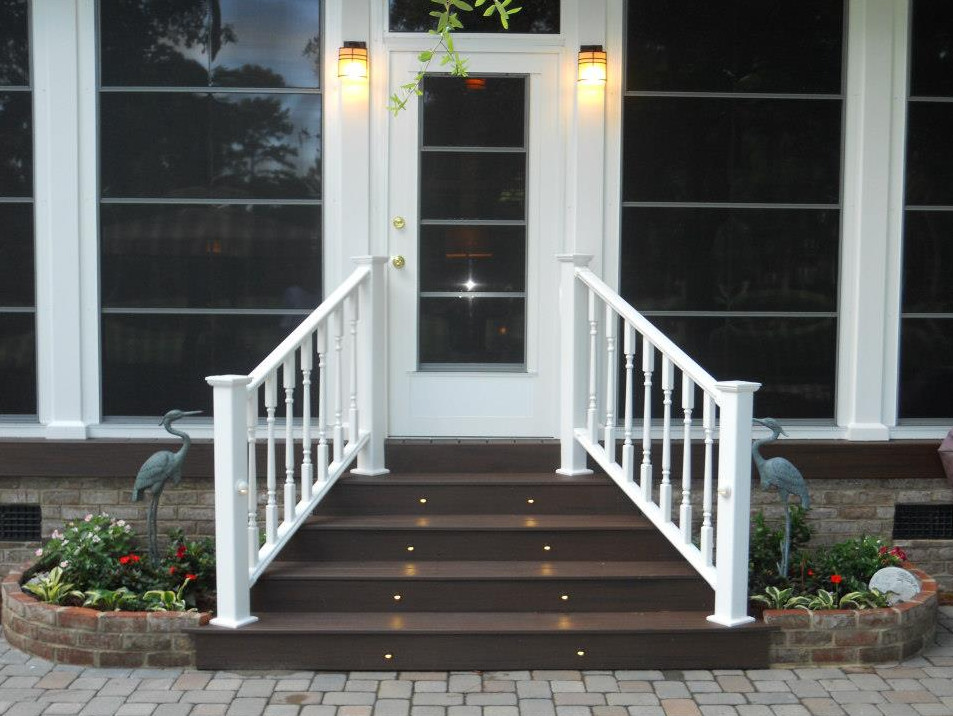 На фото: входная дверь среднего размера с коричневыми стенами, темным паркетным полом, одностворчатой входной дверью и белой входной дверью с