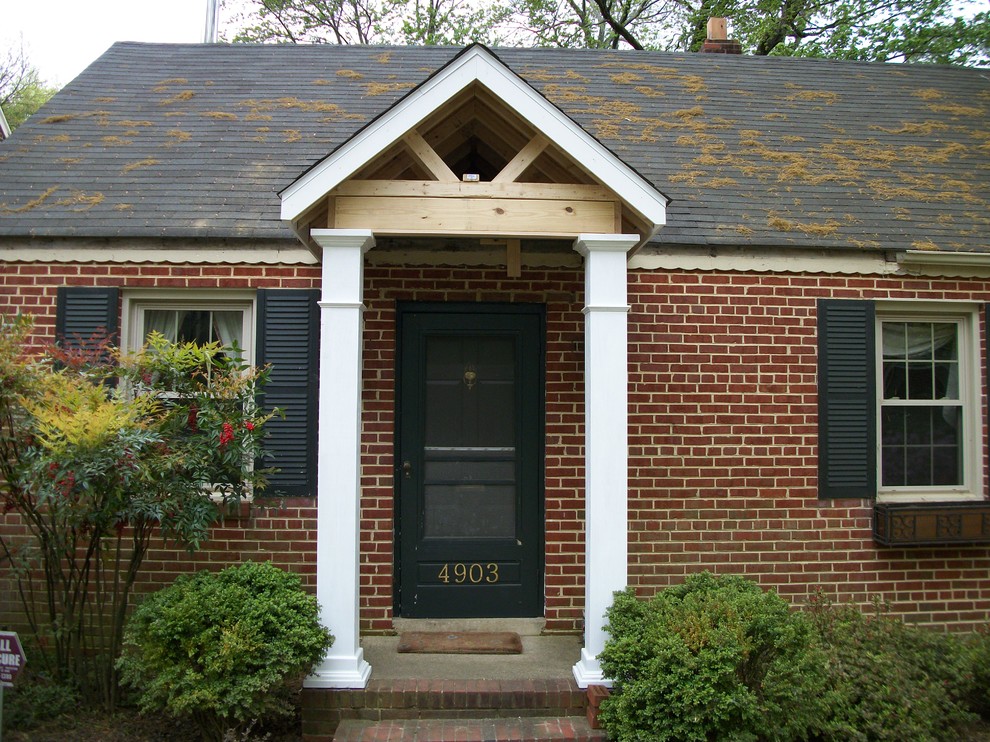 Foto di una piccola porta d'ingresso classica con una porta nera e una porta singola