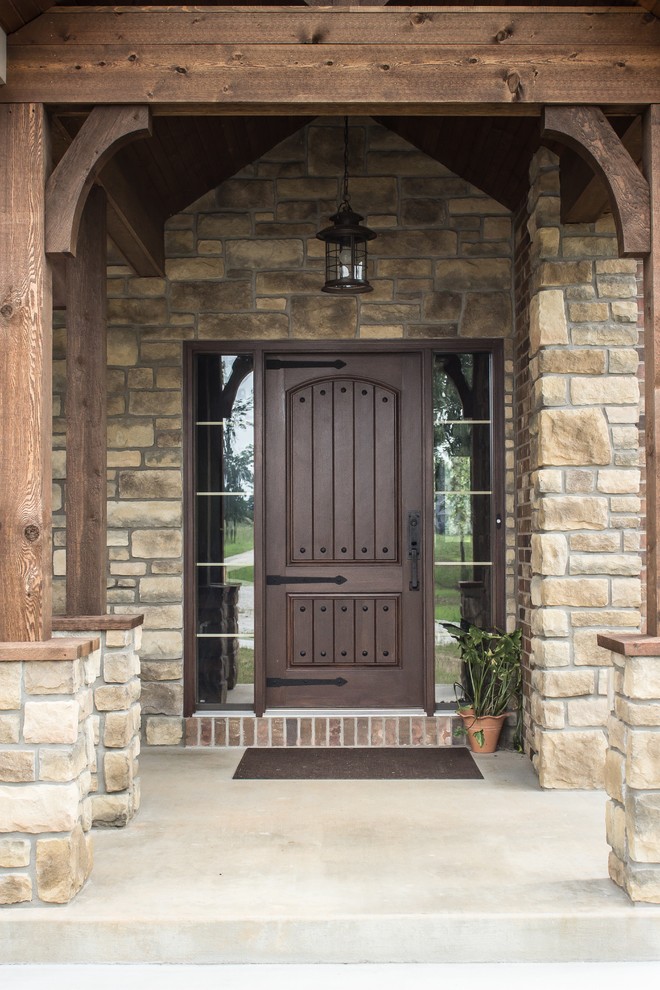 Источник вдохновения для домашнего уюта: входная дверь среднего размера в классическом стиле с бетонным полом, одностворчатой входной дверью и входной дверью из темного дерева