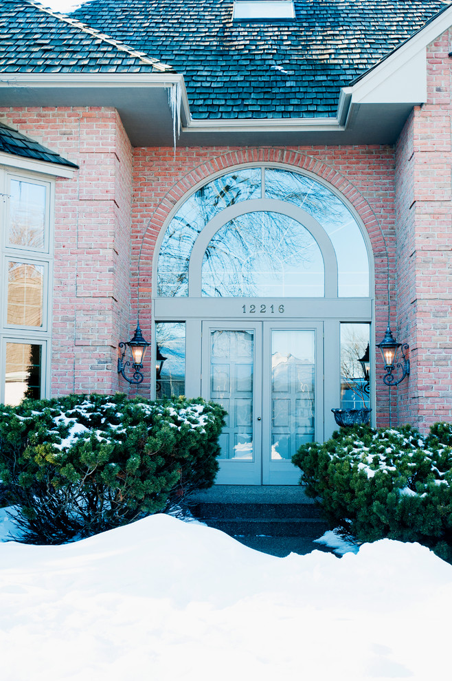 Geräumige Klassische Haustür mit beiger Wandfarbe, Backsteinboden, Doppeltür und Haustür aus Glas in Milwaukee