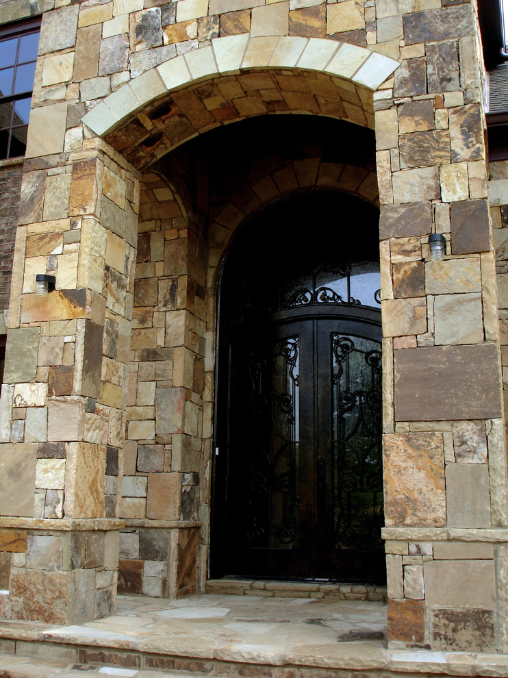 Esempio di una porta d'ingresso vittoriana di medie dimensioni con pareti beige, pavimento in pietra calcarea, una porta a due ante, una porta in legno scuro e pavimento beige