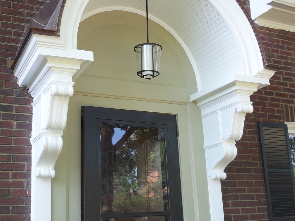 Стильный дизайн: маленькая входная дверь в классическом стиле с одностворчатой входной дверью и черной входной дверью для на участке и в саду - последний тренд