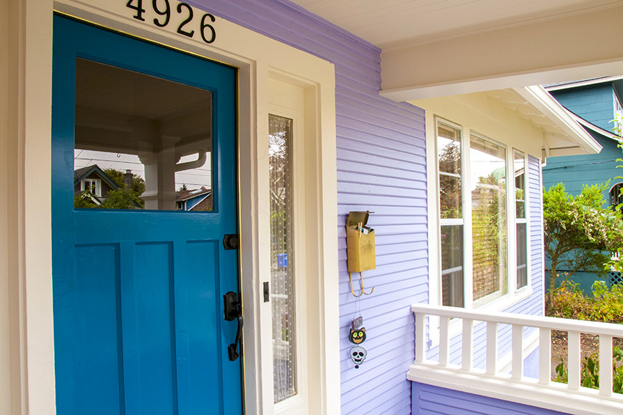 На фото: входная дверь среднего размера в стиле фьюжн с фиолетовыми стенами, одностворчатой входной дверью и синей входной дверью с