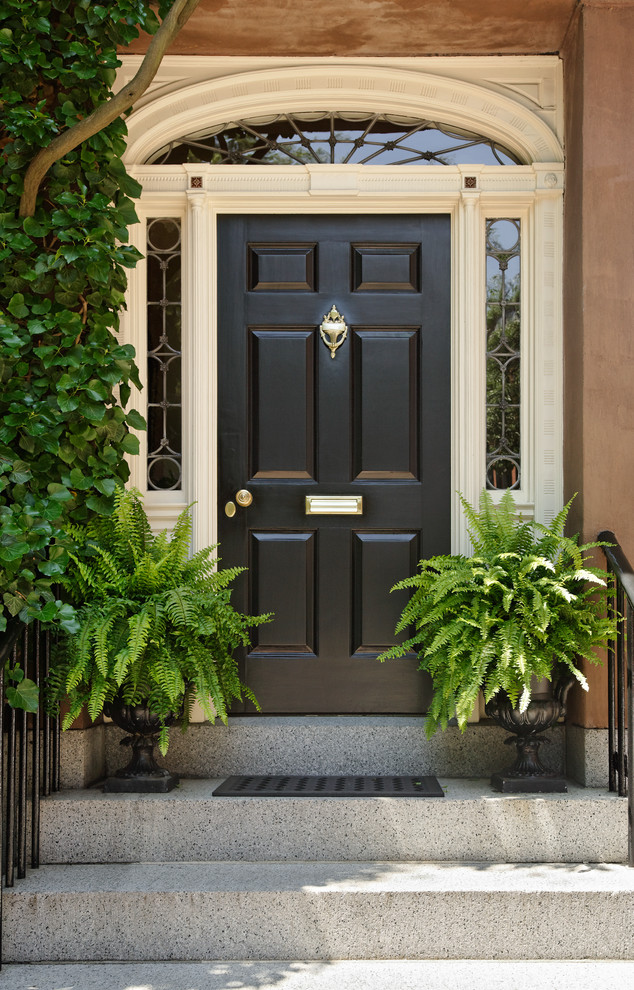 Идея дизайна: входная дверь среднего размера в классическом стиле с коричневыми стенами, одностворчатой входной дверью и черной входной дверью