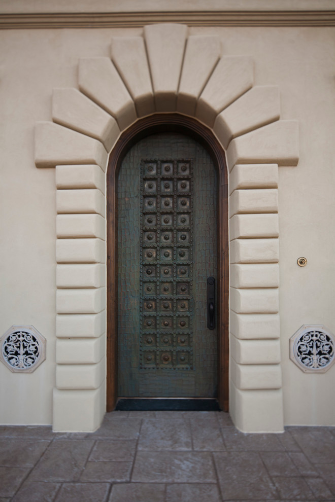 Идея дизайна: большая входная дверь в классическом стиле с бежевыми стенами, полом из известняка, одностворчатой входной дверью и коричневой входной дверью