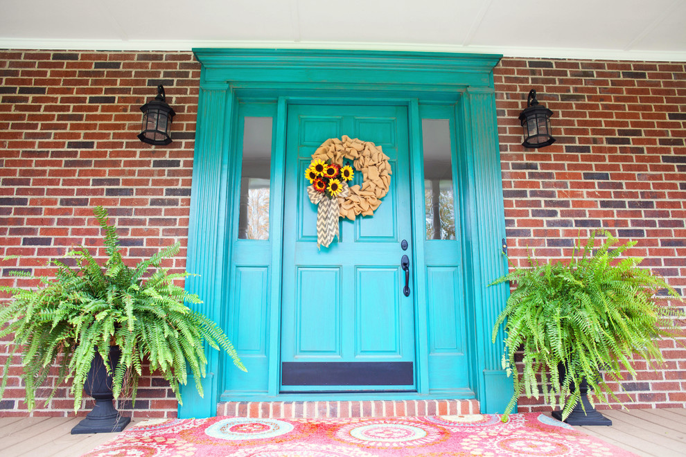 Inspiration pour une porte d'entrée traditionnelle de taille moyenne avec un mur blanc, une porte simple et une porte bleue.