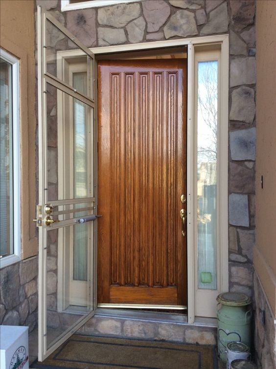 Modelo de puerta principal rústica de tamaño medio con puerta simple y puerta de madera en tonos medios
