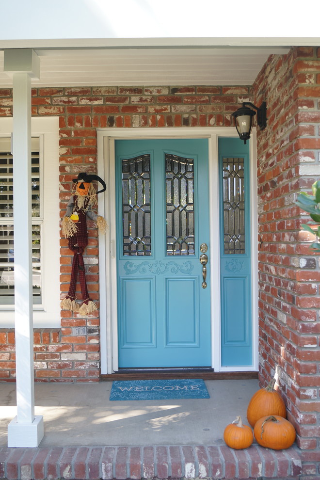 Idéer för att renovera en eklektisk ingång och ytterdörr, med en enkeldörr och en blå dörr