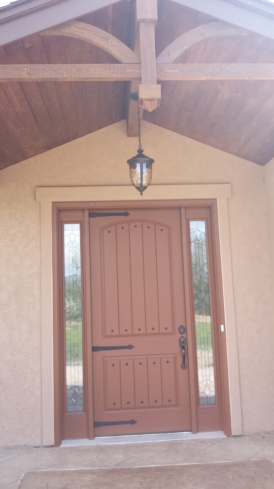 Diseño de puerta principal rústica de tamaño medio con puerta simple y puerta marrón