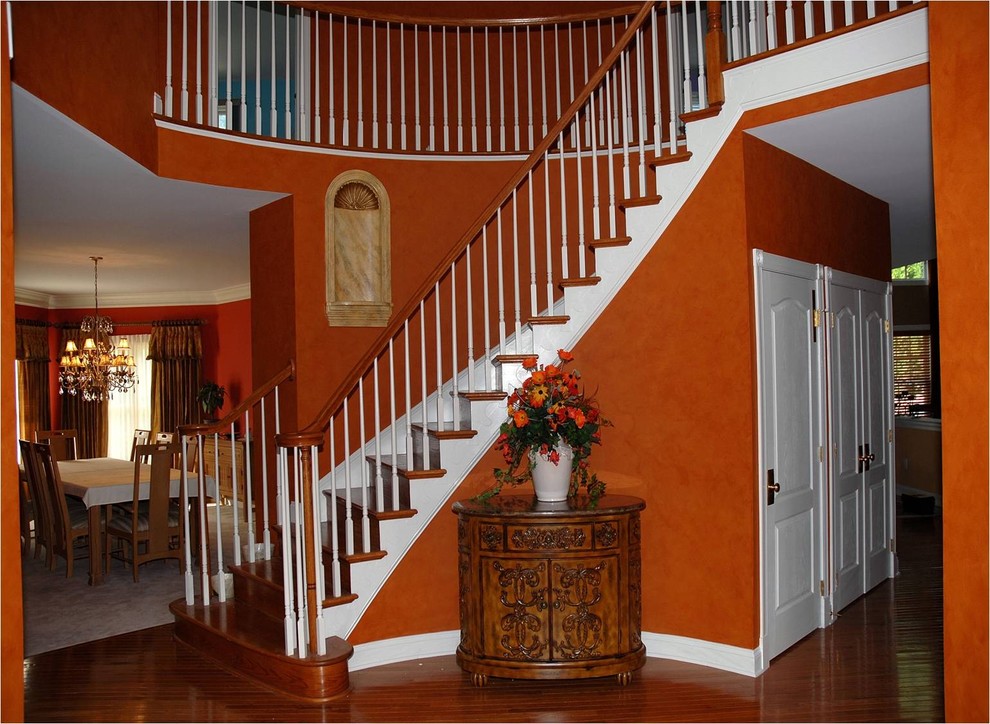 Klassisches Foyer mit oranger Wandfarbe in Philadelphia