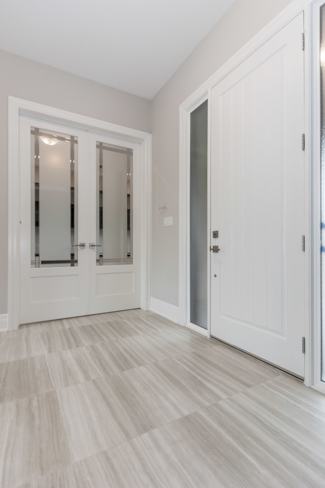 Esempio di un ingresso classico di medie dimensioni con pareti grigie, pavimento in gres porcellanato, una porta a due ante, una porta bianca e pavimento grigio